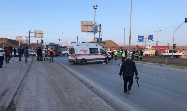 Otomobil ile hasta taşıyan ambulans çarpıştı: 5 yaralı