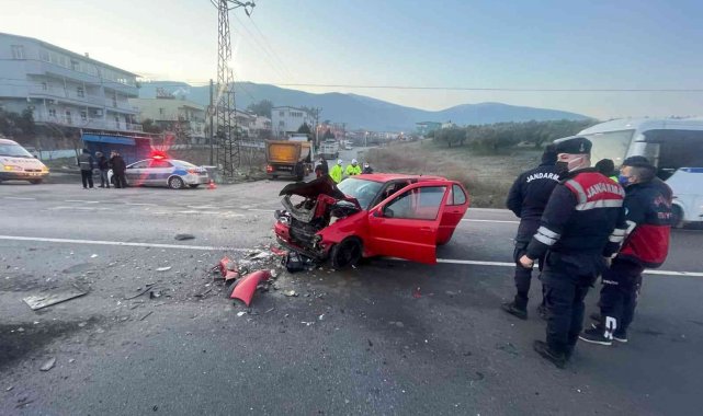 Otomobil tali yoldan çıkan tıra çarptı: 1 ölü