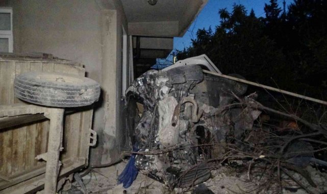 Otomobille makas atan gençler kaza anlarını böyle kayda aldı