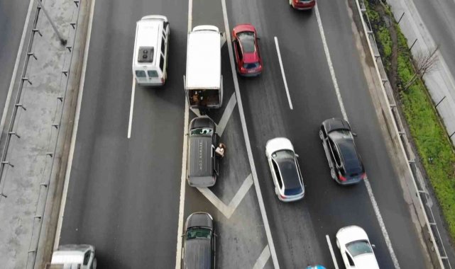 Otoyol ortasında kargo transferi kamerada