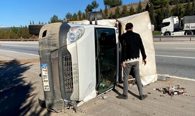 Otoyolda mobilya yüklü kamyonet devrildi: 2 yaralı