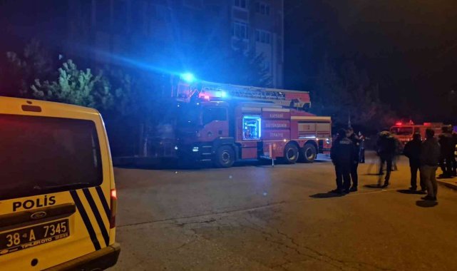 Oturduğu evi yaktı, ekipler seferber oldu