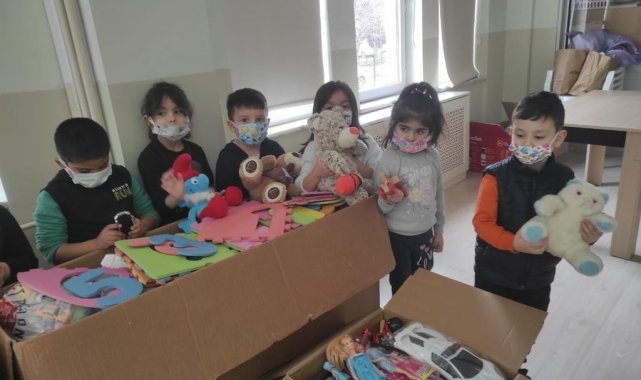 Oyuncaklarını kardeş okullarına gönderdiler
