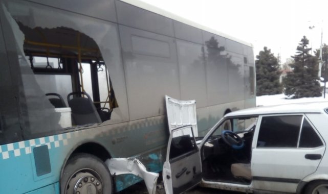 Özel halk otobüsü ile çarpışan araç hurdaya döndü