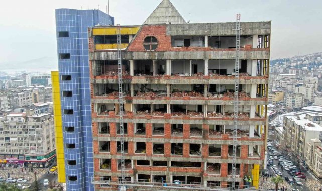 Özel idare iş merkezinde cephe sökümü sürüyor