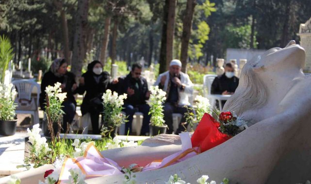 Özgecan, ölümünün 7'nci yılında mezarı başında anıldı