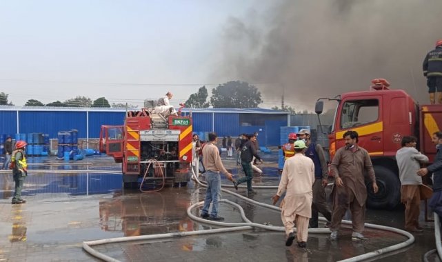 Pakistan'da ayakkabı fabrikasında yangın: 15 yaralı