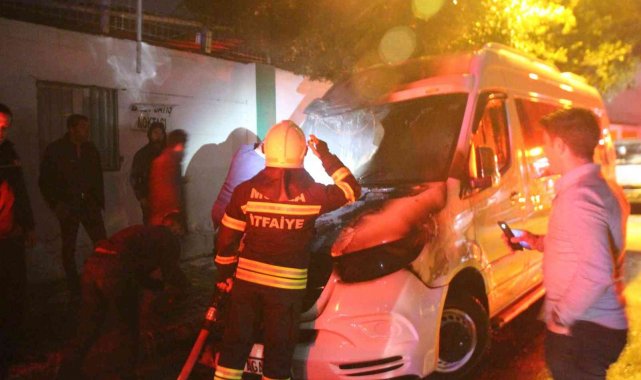 Park halindeki minibüs yandı