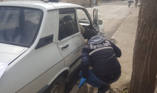 Park halindeki otomobil soyuldu