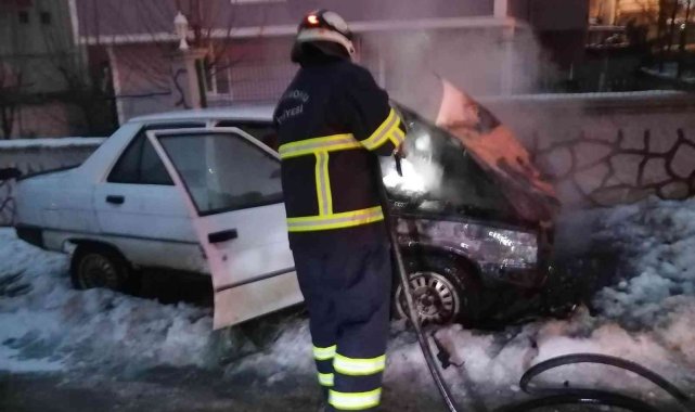 Park halindeki otomobil yandı