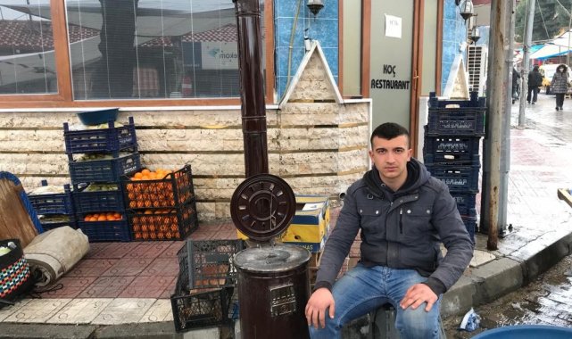Pazarcı esnafı ısınmanın yolunu soba yakmakla buldu