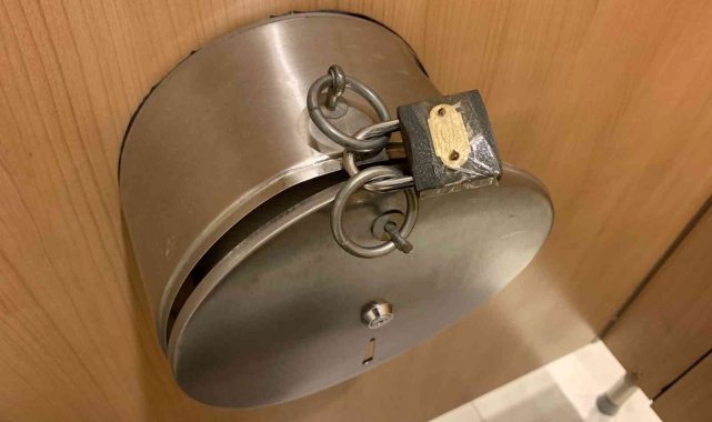 Peçete hırsızlarına karşı asma kilitli önlem