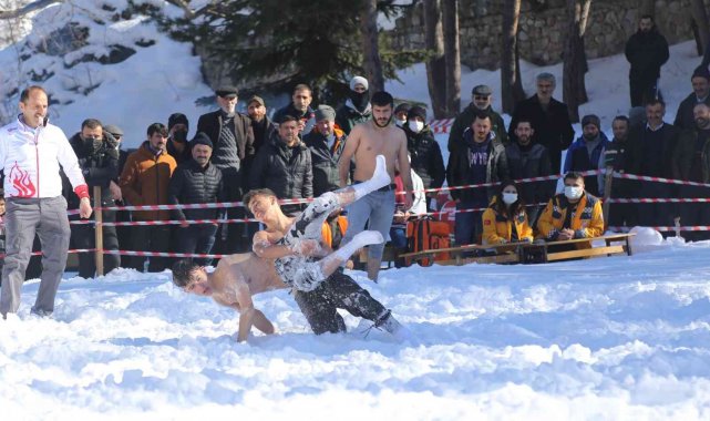 Pehlivanlar bu kez beyaz minderde kozlarını paylaştı