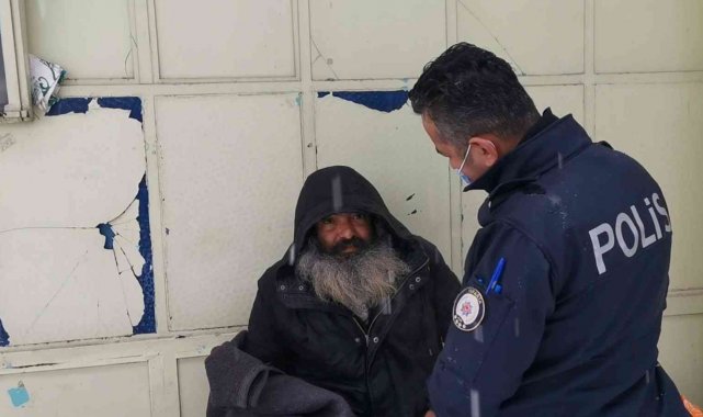 Polis sokakta yatan adama duyarsız kalmadı