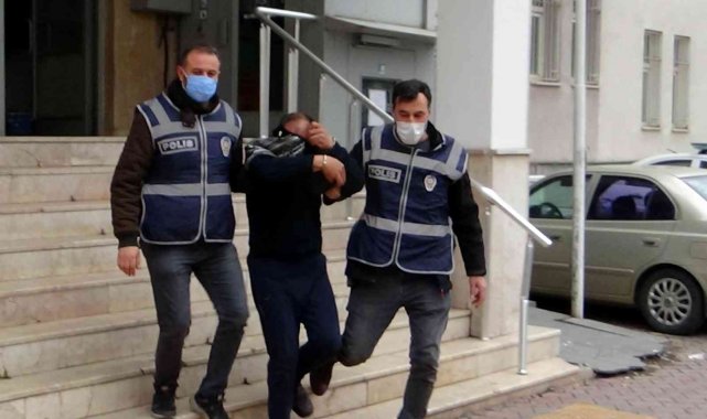 Polise yakalanmamak için alt katın balkonuna atladı