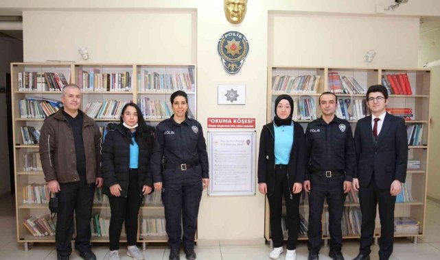 Polislerden lise öğrencilerine kitap desteği