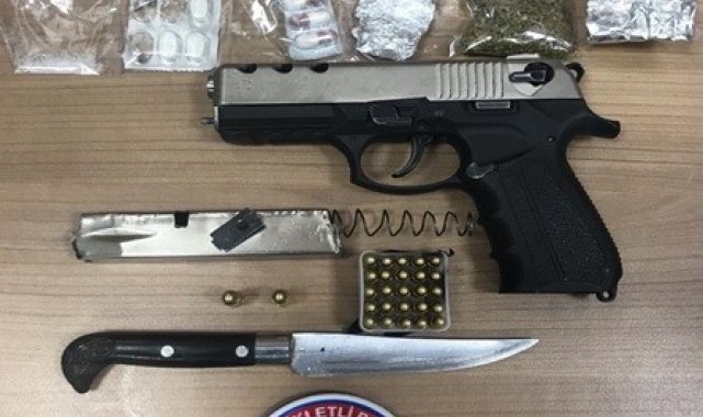 Polisten kaçan şahsın üzerinde silah, bıçak ve uyuşturucu madde bulundu