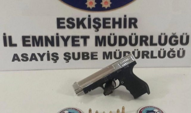Polisten kaçmaya çalışan şüphelinin üzerinden ruhsatsız tabanca çıktı