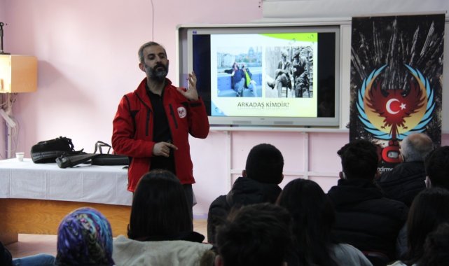 Polisten öğrencilere ''terörden uzak kalsın'' mesajı