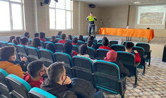 Polisten öğrencilere trafik eğitimi
