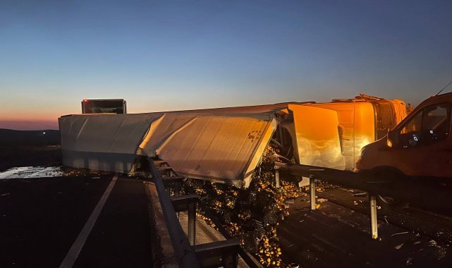 Portakal yüklü tır devrildi