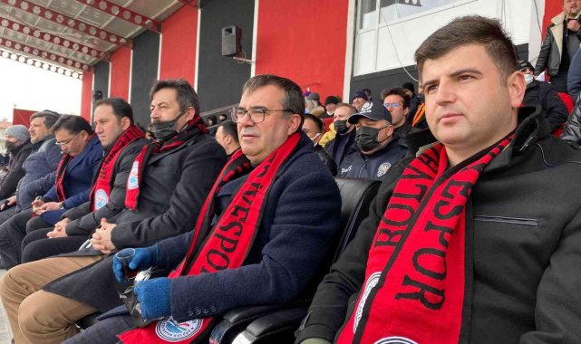 Protokol üyeleri valinin heyecanına tribünde ortak oldu