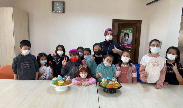 Pursaklar'da gazeteler minik ellerde sanata dönüşüyor