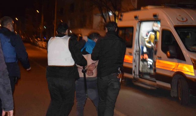 &quot;Evi yakacağım&quot; diyerek kendini odaya kilitleyen genç polisi alarma geçirdi