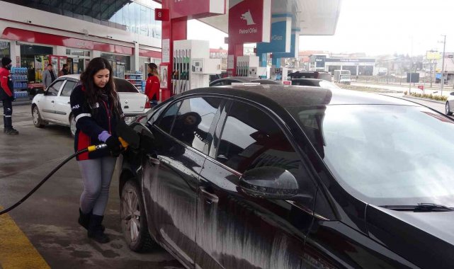 &quot;Kadınların yapamayacağı iş yoktur&quot; diyerek akaryakıt satış görevlisi oldular