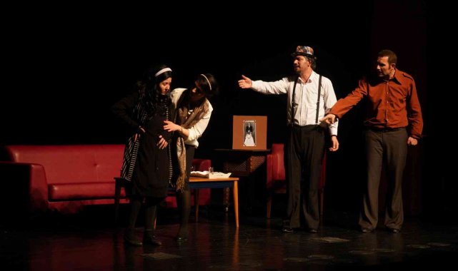 &quot;Sen Vatan Ben Gurbet&quot; oyunu izleyici ile buluştu