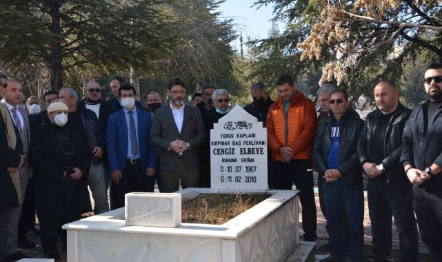 &quot;Toros Kaplanı&quot; lakaplı Cengiz Elbeye, mezarı başında anıldı