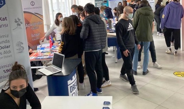 Radikal Eğitim Kurumları'nın üniversite tanıtım fuarı ilgi gördü