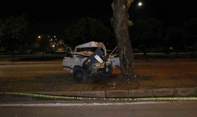 Refüjdeki ağaca çarpan otomobil sürücüsü ağır yaralandı