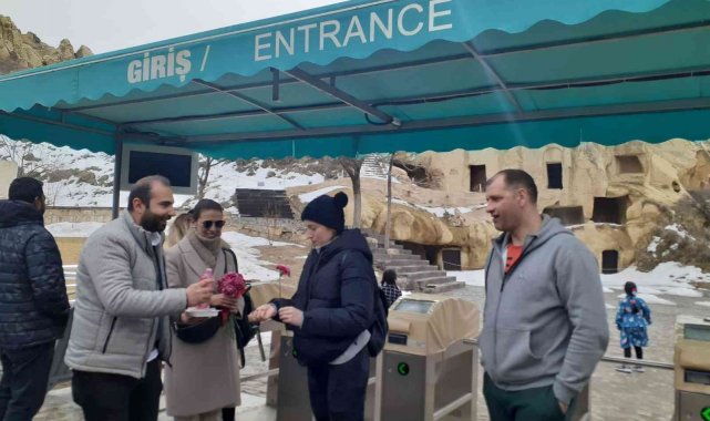 Rehberler; turistleri çiçeklerle karşıladılar