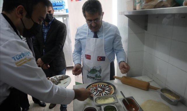 Rektör aşçı önlüğünü giydi, yosun unundan hamsili pizza yaptı