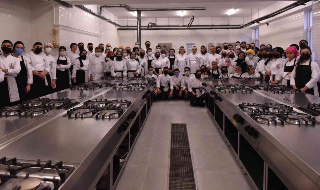 Rektör Çakar şef gömleğini giydi mutfağa girdi