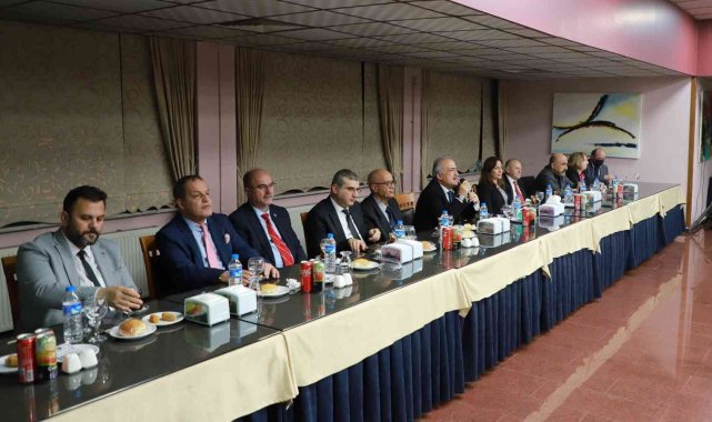 Rektör Çomaklı, yıllık yayın sayıları 5 ile 9 arasında olan öğretim üyeleriyle bir araya geldi