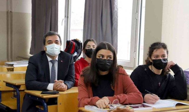 Rektör liseyi ziyaret etti, öğrencilerle birlikte ders dinledi