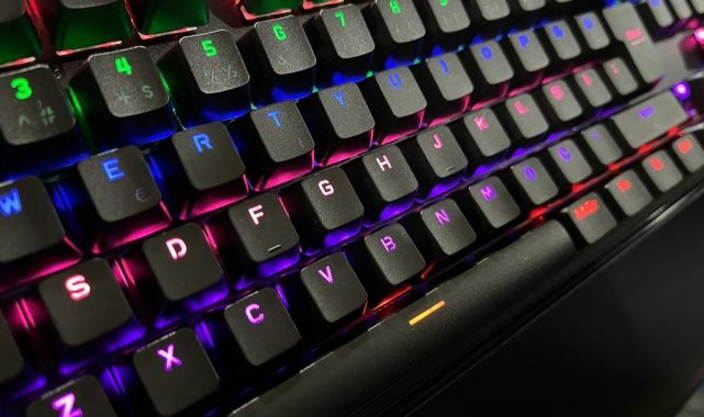 Rengarenk oyuncu klavyeleri teknoloji vitrinlerini aydınlatmaya devam ediyor