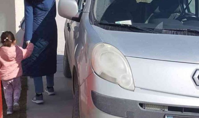 Resmi plakalı aracın, hastane kaldırımına park etmesine tepki