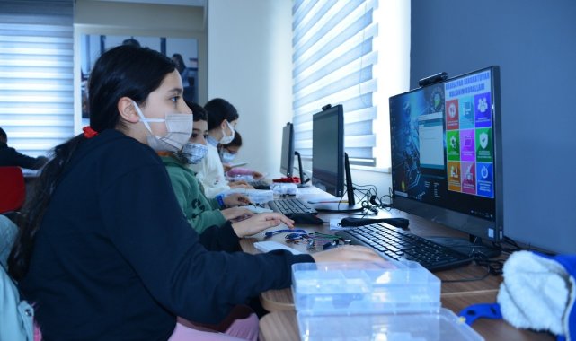 Robotik kodlama eğitimi alan gençler, geleceğin teknolojisini öğreniyor