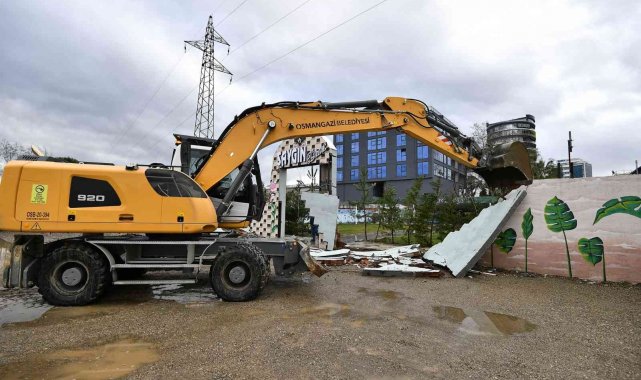 Ruhsatsız düğün salonu yıkıldı