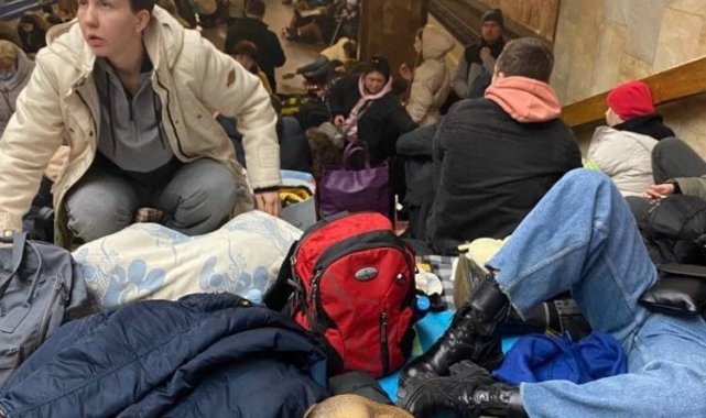 Rus saldırılarından korkan Ukraynalılar geceyi metro istasyonlarında geçiriyor