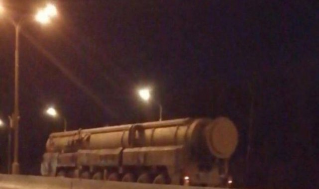 Rusya'nın Topol-M balistik füzesi Moskova yollarında görüntülendi
