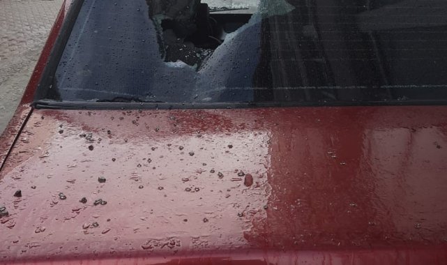 Saçaktan sarkan buz, park halindeki aracın üzerine düştü