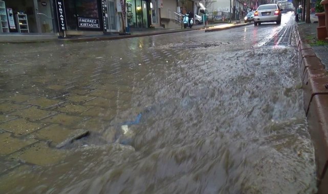 Sağanak yağış şiddetini artırdı: Bozuk mazgallar sokakları felç ediyor