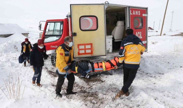 Sağlık ekipleri yolu ulaşıma kapanan köydeki hasta çocuk için seferber oldu