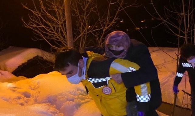 Sağlık Pehlivan'ı: Yaşlı kadını sırtında ambulansa taşıdı