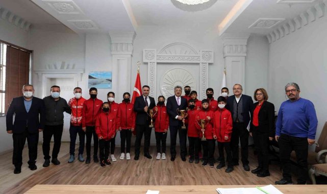 Şampiyon takımdan Vali Bilmez'e ziyaret