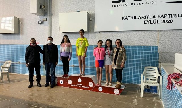 Samsatlı öğrenci dört yüzme kategorisinde birinci oldu